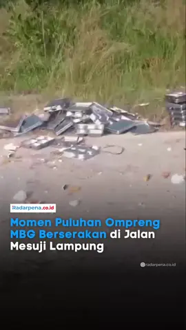 Viral video puluhan food tray atau ompreng program Makan Bergizi Gratis (MBG) berserakan di Jalan Simpang Mangga, Kecamatan Mesuji Timur, Lampung, Selasa (23/9/2025). Polisi memastikan kejadian tersebut bukan kecelakaan lalu lintas, melainkan pintu boks mobil pengangkut yang tidak terkunci sempurna. Ompreng yang jatuh langsung dikumpulkan sopir di lokasi. Kasat Lantas Polres Mesuji, AKP Yurike Ade Purwanti menegaskan peristiwa tersebut bukan kecelakaan lalu lintas. “Iya benar, kejadiannya pagi tadi sekitar pukul 07.00 WIB di Mesuji, tapi bukan insiden kecelakaan lalu lintas,” jelas Yurike. Menurutnya, ompreng MBG jatuh karena boks bagian belakang mobil tidak terkunci sempurna. “Sesampai kendaraan di Jalan Simpang Magga, boks bagian belakang mobil tak terkunci sehingga sebagian ompreng jatuh. Tidak ada pecahan kaca atau apapun di lokasi,” tambahnya. Yurike memastikan jumlah ompreng yang jatuh tidak banyak dan sebagian besar sudah diamankan sopir. “Tidak sampai ratusan, itu juga sudah langsung diambil oleh sopir. Hanya saja di lokasi masih ada bekas tumpahan MBG,” pungkasnya. —-  #Radarpena #Radarpenanews #MBG #MakanBergiziGratis #Lampung 