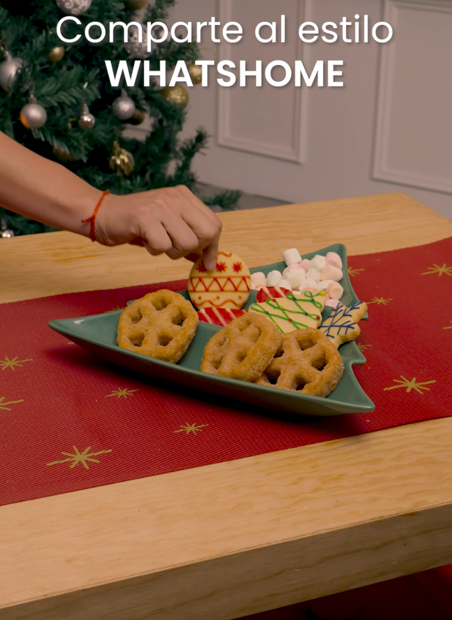 Sirve y comparte tus creaciones dulces o saladas de una manera mágica y especial. 🍬🧀🎄 . . . #whatshome #merrychristmas #arboldenavidad #decoracion #navidadentiktok 