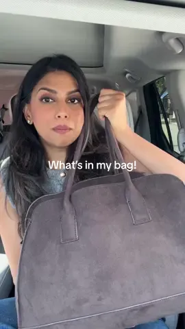 Here’s everything in my bag!! Bag is from @stevemadden @Macy’s truly the Best Buy ever!! Also shout out to @Pampers @Neutrogena for being my essentials lol 