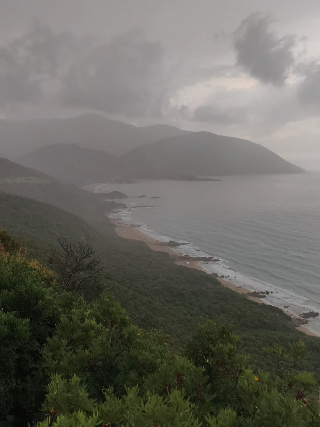 مباشرة اجواء ماطرة على شواطئ #تمنارت  #خليها_نقية 