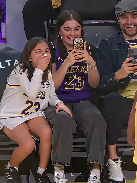LeBron James is so kind #NBA #basketballteam #lakers #lebron