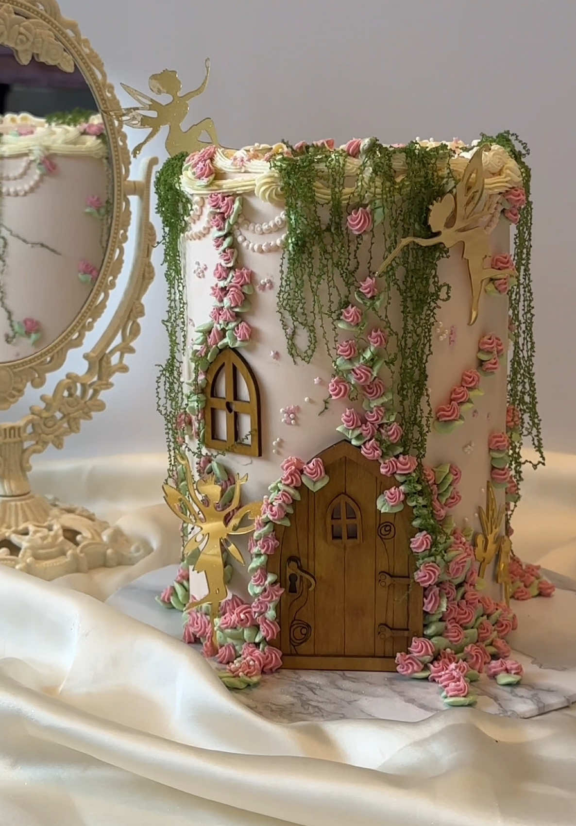 The most magical fairy cake 🧚‍♀️ DC - @Cakery  #fairycore #whimsicalcake #fairycake #cake #caketok 