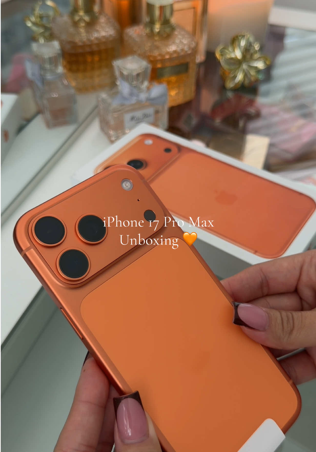 iPhone 17 Pro Max in orange unboxing 🧡 #iphone17promax #iphone17 #unboxing #paratii #paratiiiiiiiiiiiiiiiiiiiiiiiiiiiiiii 