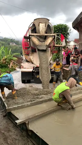 Penyelesaian Pengecoran Jalan Segmen 2 ✨ Proses pengecoran jalan segmen 2 akhirnya tuntas! 🎉 Warga sekitar pun menyambut dengan penuh antusiasme, senang karena akses jalan jadi lebih nyaman dan aman 🚧💪 Terima kasih atas dukungan semua pihak 🙏 #PengecoranJalan #promoseruweekend #TeknikKonstruksi #BetonSegar #MobilMixer 