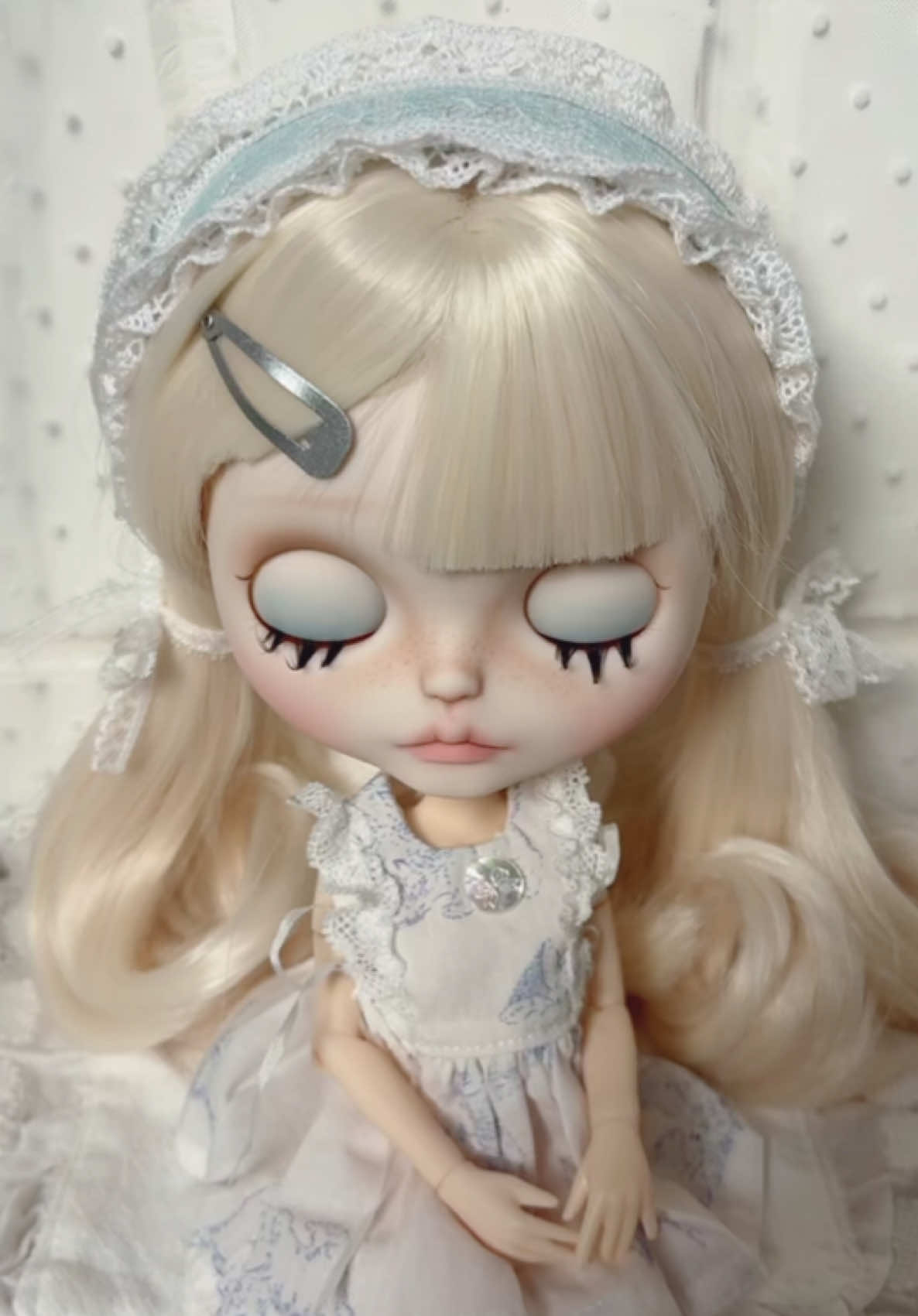 i miss this precious dolly sm but i’m already working on my next black haired blythe, she’s turning out so cool! 🪽 #blythedoll #customblythe #commission #foryoupagе #coquette 
