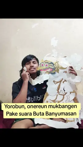 Mas Ulum Karto Diwiryo gawe Ulah😂  Yorobun onereun mukbangen pake suara Buta Banyumasan🔥 @janice_kaiori #wayangkulit #yareu #fypシ #viral #ki_ulum_karto_diwiryo 