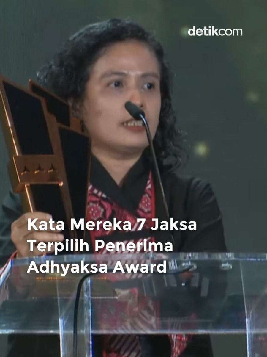 Penganugerahan Adhyaksa Awards 2025 ini digelar di Jakarta, Selasa (23/9/2025). Hadir di acara ini Jaksa Agung Sanitiar Burhanuddin hingga Chairman of CT Corp Chairul Tanjung (CT), serta sederet tokoh penting di pemerintahan. Ada 7 jaksa yang meraih Adhyaksa Awards 2025. Berikut ini daftarnya: - Jaksa Penegak Keadilan Restoratif: Esterina Nuswarjanti, Jaksa Ahli Madya pada Kejaksaan Negeri Yogyakarta - Jaksa Inovatif dalam Penegakan Hukum: Kusufi Esti Ridliani, Kasi D pada Bidang Tindak Pidana Umum pada Kejaksaan Tinggi Papua - Jaksa Kreatif dalam Edukasi Hukum: Raden Rara Putri Ayu Priamsari, Kepala Seksi Perdata dan Tata Usaha Negara (Kasi Datun) Kejaksaan Negeri Kendal - Jaksa Pengawal Daerah Tertinggal: Muhammad Rafiqan, Kasubsi I Bidang Intelijen Kejaksaan Negeri Simeulue - Jaksa Tangguh dalam Pemberantasan Korupsi: Andri Zulfikar, Kepala Seksi Tindak Pidana Khusus, Kejaksaan Negeri Bantaeng - Jaksa Teladan dalam Integritas: Ryan Palasi, Koordinator pada Kejaksaan Tinggi Jambi - Jaksa Agung Muda Bidang Intelijen pada Kejaksaan RI: Prof. Dr. Reda Manthovani, S.H., LL.M. Baca berita selengkapnya hanya di detik.com! Creator: Ariandi #detikcom #detikcom #kejaksaanagung #adhyaksaawards2025 #kejaksaanagungri