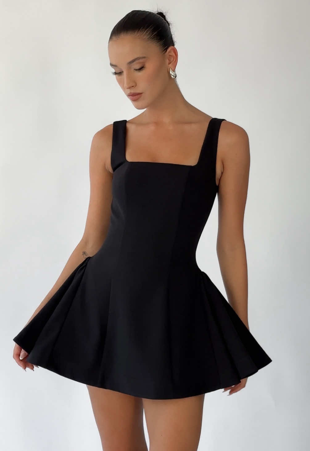 A classic silhouette that’s made to last — our ‘Ysabelle Dress’ is the ultimate LBD ✨