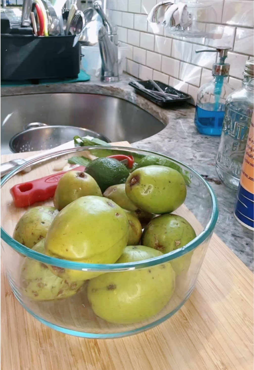 Hey Good People! Hope all is well. Soaking down one of my favorites #pommecythere #goldenapple #juneplum  Bonus: what the inside looks like is towards the end.  @labaymarket has them in stock for $6.99lb which is low compared to what I’ve seen at CTown and locals