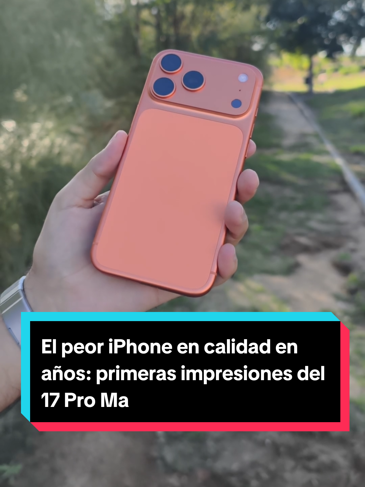 Unboxing y primeras impresiones del iPhone 17 Pro Max en color naranja cósmico. En esta review inicial te cuento lo que realmente me sorprendió: la cámara frontal con Center Stage, la fluidez del chip A19 Pro y una batería que aguanta sin problemas un día completo. Pero también lo polémico: las cámaras traseras apenas cambian respecto al modelo anterior y lo peor, los materiales en aluminio, que se sienten como un downgrade viniendo del titanio. ¿El iPhone 17 Pro Max es un salto en specs pero un retroceso en calidad? Esa es mi conclusión en estas primeras impresiones. #reviewiphone17promax #iphone17 #reviewiphone17 #apple #unboxingiphone17promax 