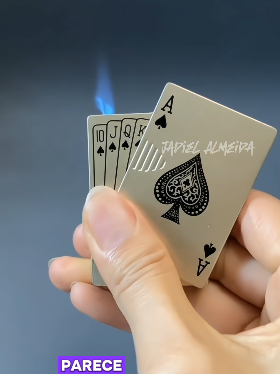 Isqueiro de carta Jocker 🃏🔥 Um acessório diferenciado, compacto e cheio de estilo. Parece uma carta de baralho, mas revela uma chama poderosa na hora que você precisa. Perfeito para colecionar, presentear ou usar no dia a dia com personalidade. #IsqueiroJocker #EstiloÚnico #ChamaNaMão 