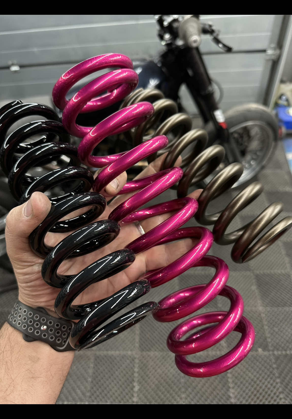 ✨ Toi aussi personnalise ton ressort ! ✨ Toutes les couleurs et finitions sont possibles 🎨🔧 Un détail qui change tout, 100% unique à ton style 👌  #powdercoating #moto #bikelife #peinture #epoxy 