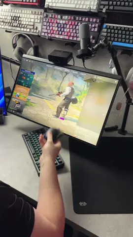 новинка от Акул ATTACK SHARK R11 ULTRA  оснащенная всем самым топовым: -сенсор Paw 3950MAX  -микрики Omron 70ml -плотный корпус из карбона благодаря которому ее вес составляет жалких 49г  #мышка #mouse #mice #attackshark #cs2 