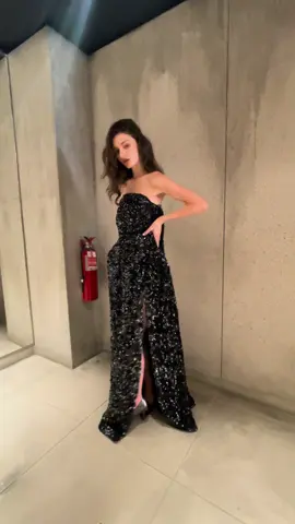 and that is how you work a heavyyyy dress #model #fashion #modeling #Runway #SuperModel 