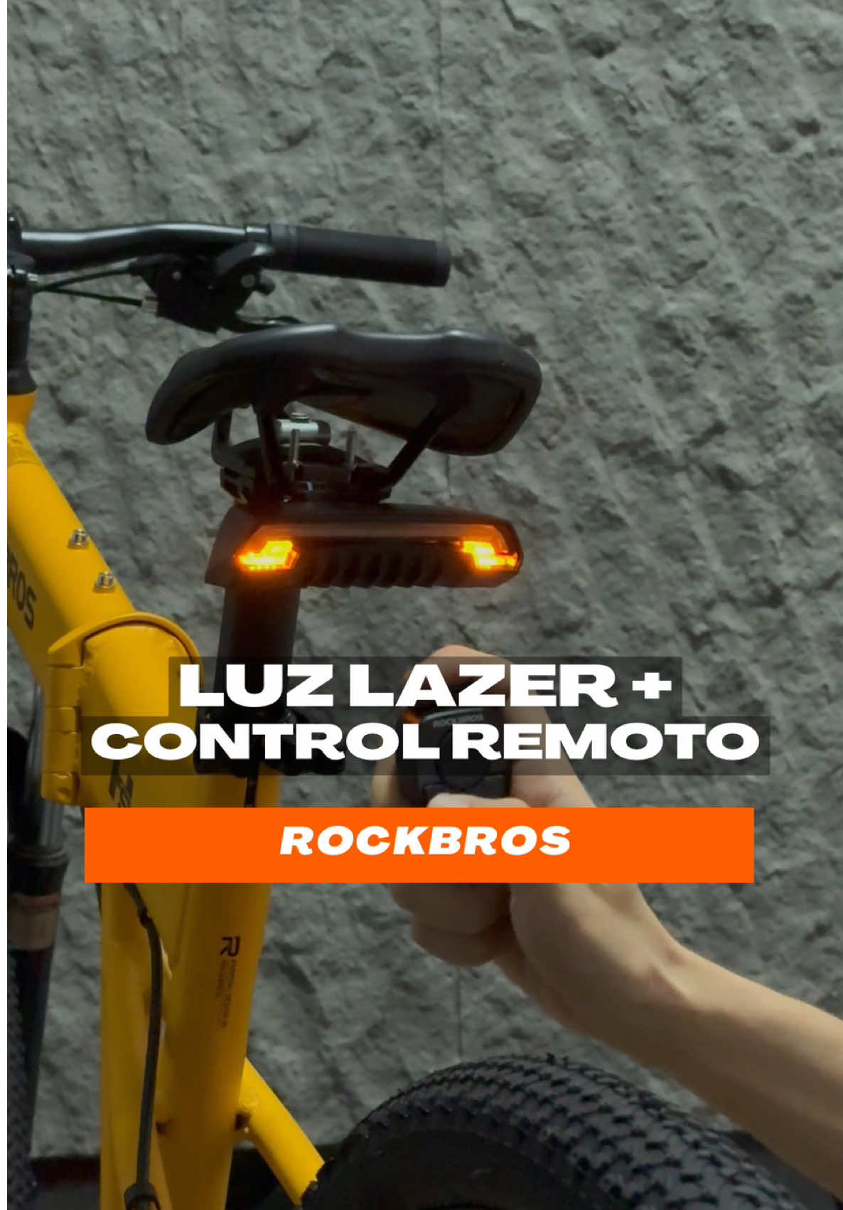 Ser visible es tu mejor protección. La nueva luz trasera ROCKBROS LKWD-R1 con láser y control remoto te da seguridad total: LED rojo ultrabrillante, intermitentes amarillos y haz láser en el suelo para marcar tu espacio. ⚡ Fácil de instalar, resistente al agua y con batería recargable por USB. 👉 Más visibilidad. Más seguridad. Más confianza en cada pedaleada.