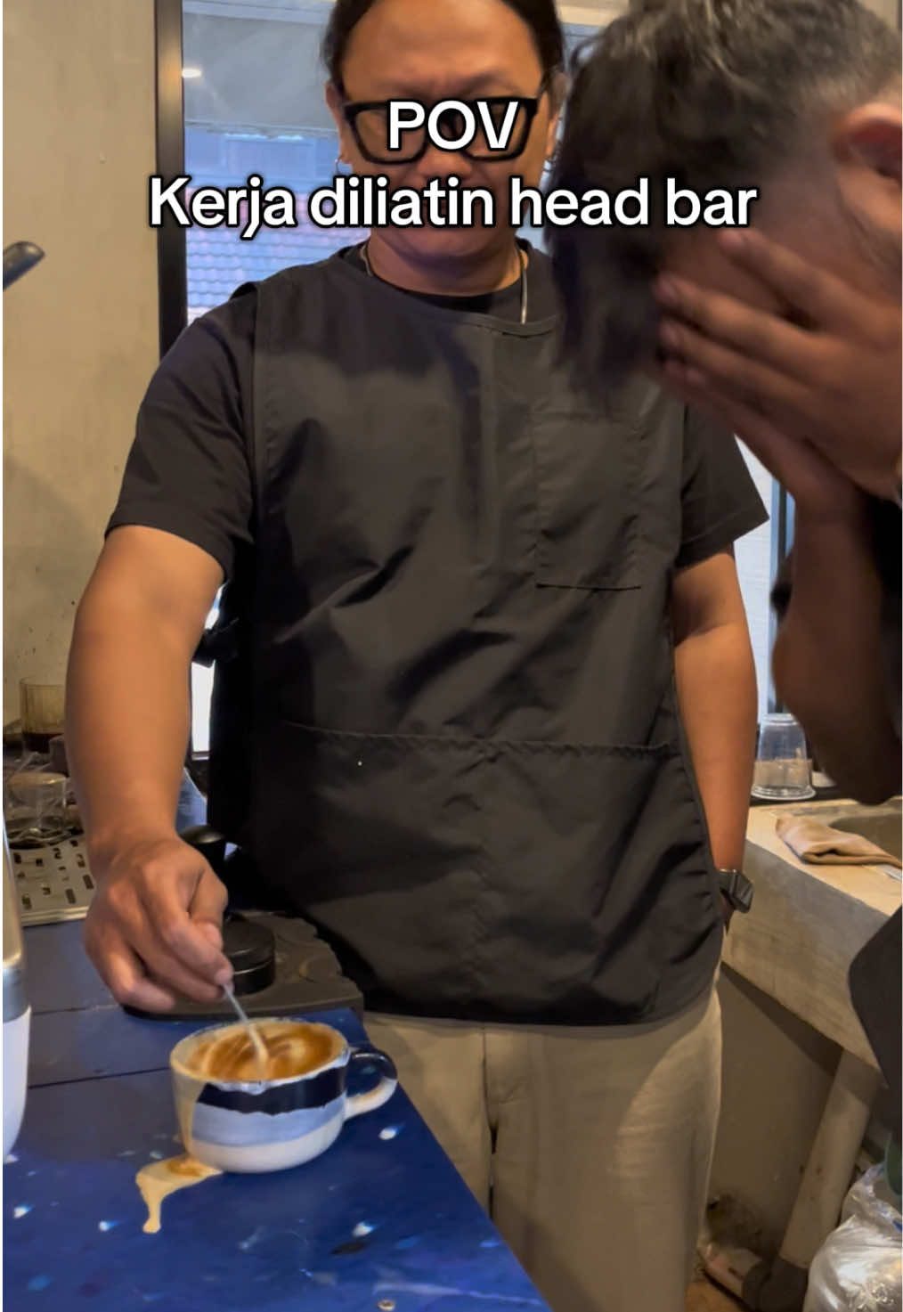 Kenapa kalo kerja dilistin atasan grogi?🤔 #coffeeshop #mootbybluehertz #blue52hertz #letsmoot 