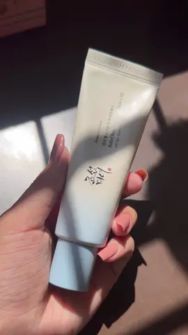✨Beauty of joseon - Relief Sun Aqua-fresh Rice + B5 SPF50+ PA++++✨ ✨Relief Sun Aqua-Fresh Rice + B5 hits the sweet spot for a lightweight, broad-spectrum, no-cast sunscreen with barrier-supportive botanicals-especially great for makeup wearers and oily/combination skin. ✨Enriched with rice bran water and Vitamin B5, it provides deep moisture, soothes, and protects against UV rays. Ideal for all skin. ✨Special Features✨ • Lightweight • Hydrating • Provides deep moisture • Soothes • Protects against UV rays • Cruelty-Free ✨How to use?✨ • Wait until each skincare step fully absorbs before applying to avoid pilling. • Apply this as the final step in your morning skincare routine  • If your skin is oily or it’s humid, you might skip moisturizer — the sunscreen has hydrating ingredients (rice extract, panthenol) @Beauty of Joseon  #kbeauty #koreanskincare #sunscreen #koreansunscreen #beautyofjoseon #trending #explore #fyp #skincare #beauty #viral
