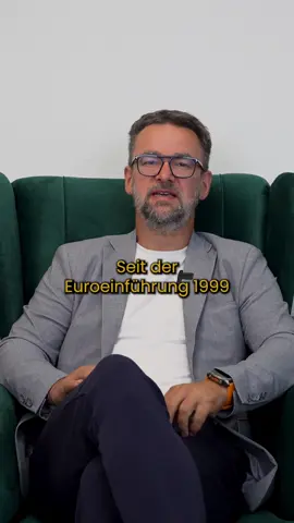 Seit der Euro-Einführung 1999 hat dieser Goldbarren über 1.000 % an Wert gewonnen und dieser Silberbarren ist 6-mal so viel Wert %. Ein 100-Euro-Schein hingegen hat hingegen ⅓ seiner Kaufkraft verloren – Tendenz steigend. Das zeigt eine Sache ganz deutlich: Unser Geldsystem basiert auf einer nie endenden Inflation. Staaten und Zentralbanken drucken immer mehr Geld aus dem Nichts, um ihre Schulden zu finanzieren. Das Geld hat keinen echten Gegenwert, sondern ist nur ein Versprechen, das zunehmend an Vertrauen verliert. Edelmetalle sind das genaue Gegenteil von Papiergeld. Sie können nicht beliebig vermehrt werden. Ihr Wert wird nicht durch politische Entscheidungen oder Druckmaschinen bestimmt. Sie behalten ihren wahren inneren Wert – egal welche Währungen noch kommen werden. Deshalb gelten Edelmetalle wie Gold als echte Versicherung, da ihr Wert nicht auf leeren Versprechen beruht. Folge mir, um zu lernen, wie du dein Vermögen unabhängig vom Geldsystem schützt.
‌ #gold #geld #finanziellebildung #finanzwissen #finanztipps           