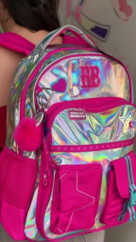 ✨🎒 A mochila Rebeca Bonbon holográfica chegou para brilhar com você em 2026! Cheia de estilo, espaço e aquele toque fashion que a gente ama. 💖 Faça seu Pedido pelo nosso site ou WhatsApp 📲 www.annamipapelaria.com.br  +55 18 99611-6430 enviamos para todo Brasil ✈️ 📍Rua Siqueira Campos,522 Centro Birigüi-Sp #annamipapelaria #papelariacriativa #papelariafofa #papelariabirigui #papelaria           