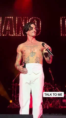 He forgot the lyrics again 😂 but that’s why we love him 🖤 | @Damiano David sur Talk To Me en mode fun #DamianoDavid #TalkToMe #Madrid #FunnyMoment