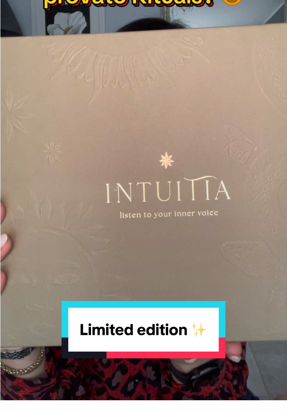 Raga ma lo sapete cosa ho scoperto? 👀 Una box limited edition di @Rituals … dentro c’è di tutto: candela 🕯️, crema corpo 🧴, doccia schiuma 🚿 e sapone mani 🤍 La fragranza è sandalo + vaniglia: calda, avvolgente e totalmente unisex ✨ Perfetta come regalo di Natale 🎁 ( per le persone speciali si intende 😅) Voi l’avete provata? Avete altre collezioni da consigliarmi? 💬 #limitededition #bodycare #giftideasvanilla #SelfCare #perfume 