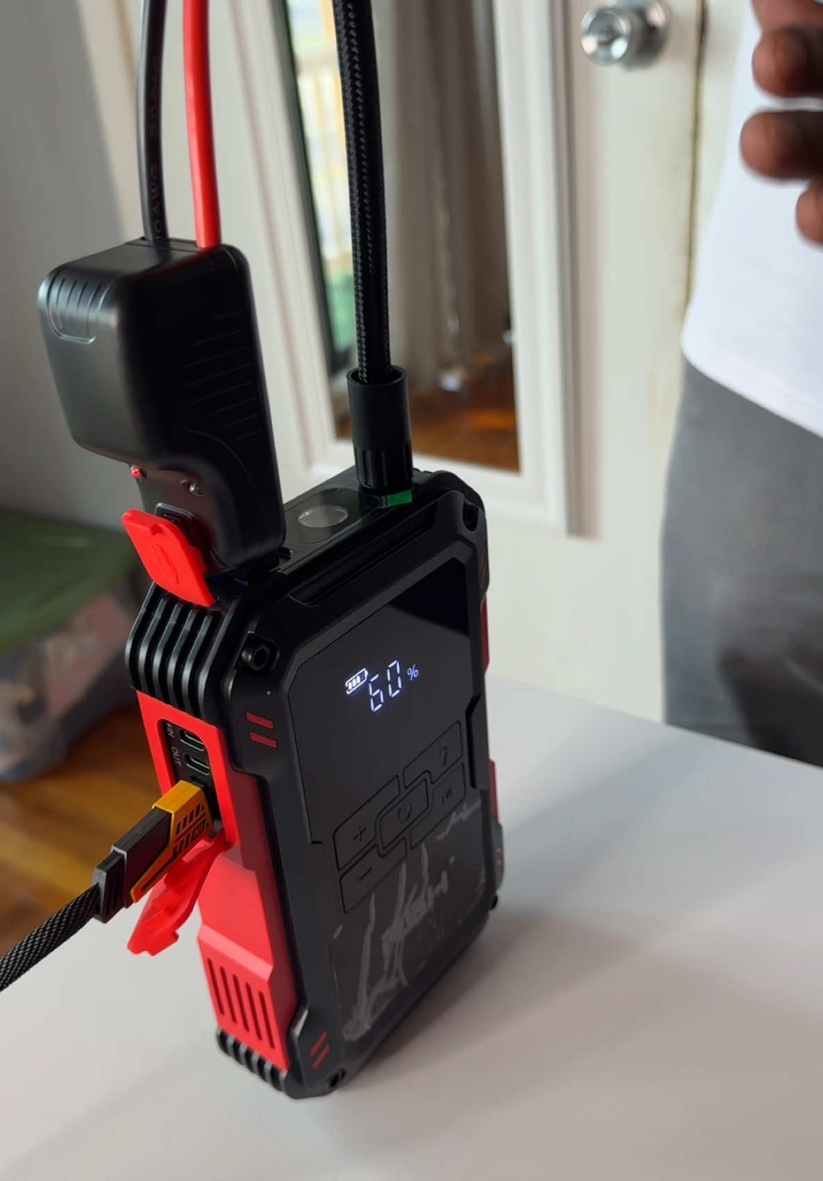 Cargador para carros 4 en 1 #jumpstarter #jumpstart #tiktokshoprestock #tiktokshopcreatorpicks #cargadorportatil #cargador4en1 #cargadorparacarro 