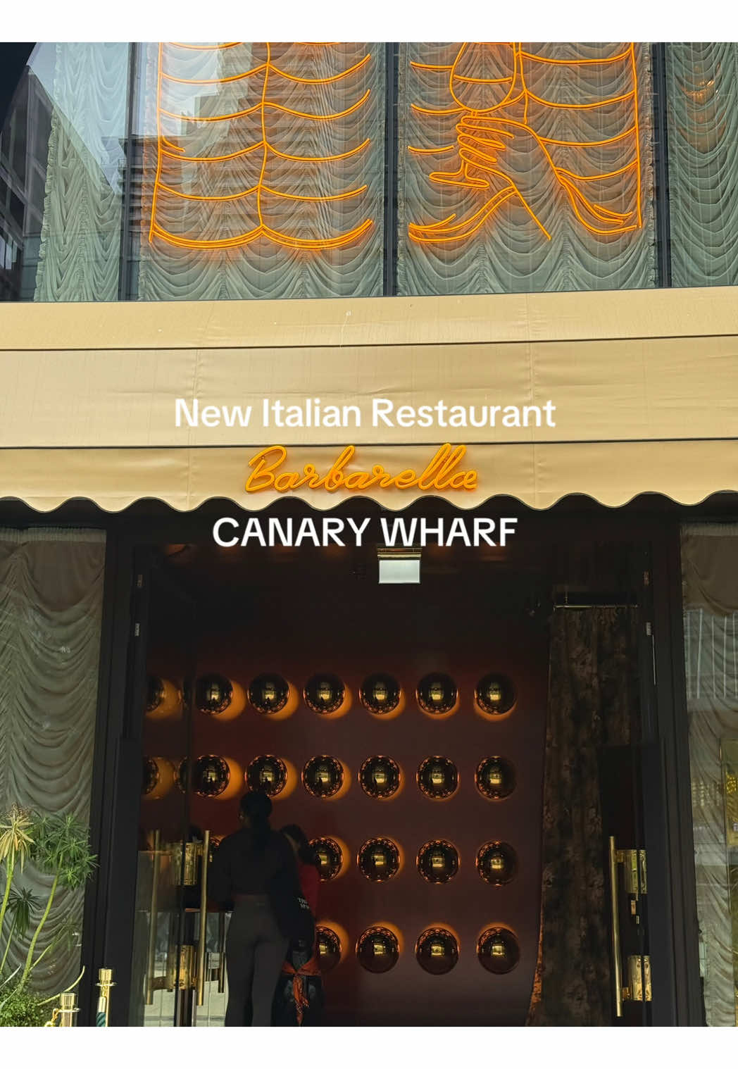 New fave Italian spot in Canary Wharf!! 🍝🍷😋 Barbarella is the new Italian spot with authentic vibes and fresh food. It’s the perfect cosy setting for date night, or even a chill dinner with friends.  Food was unreal and the prices are reasonable too! 👌🏼🤩 @Big Mamma  #barbarella #italianrestaurant #londonfood #canarywharf #londonhotspots 