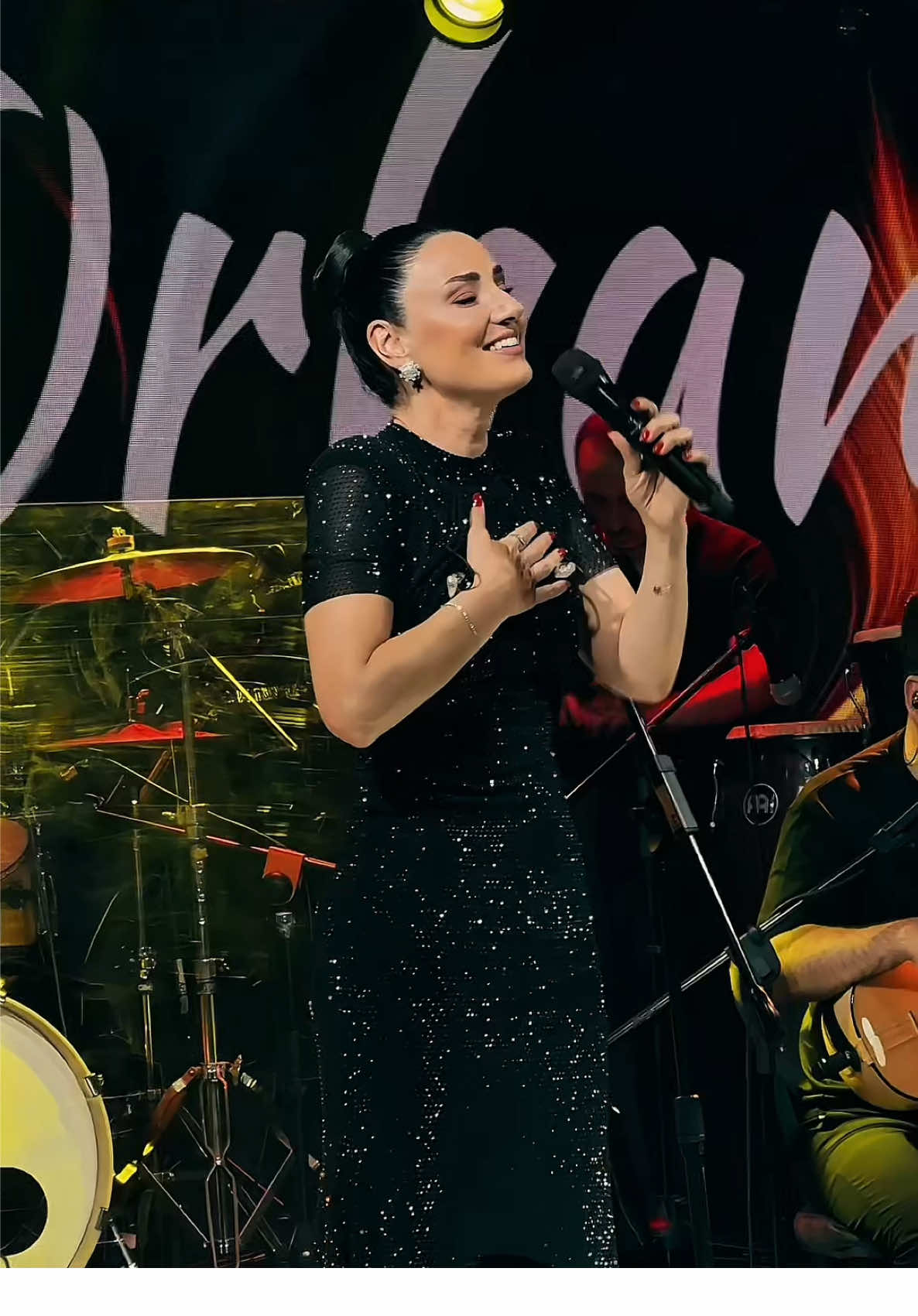 …kapanmıyor dinmek bilmez Kanar durur gönül yarası… 🥀 #SevcanOrhan