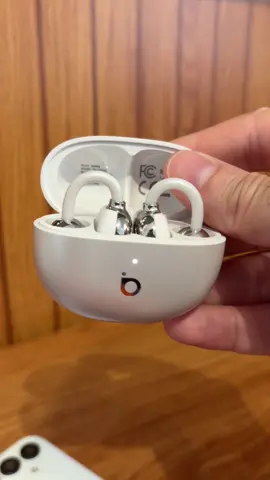 Fone de ouvido premium que tem formato de Headset 