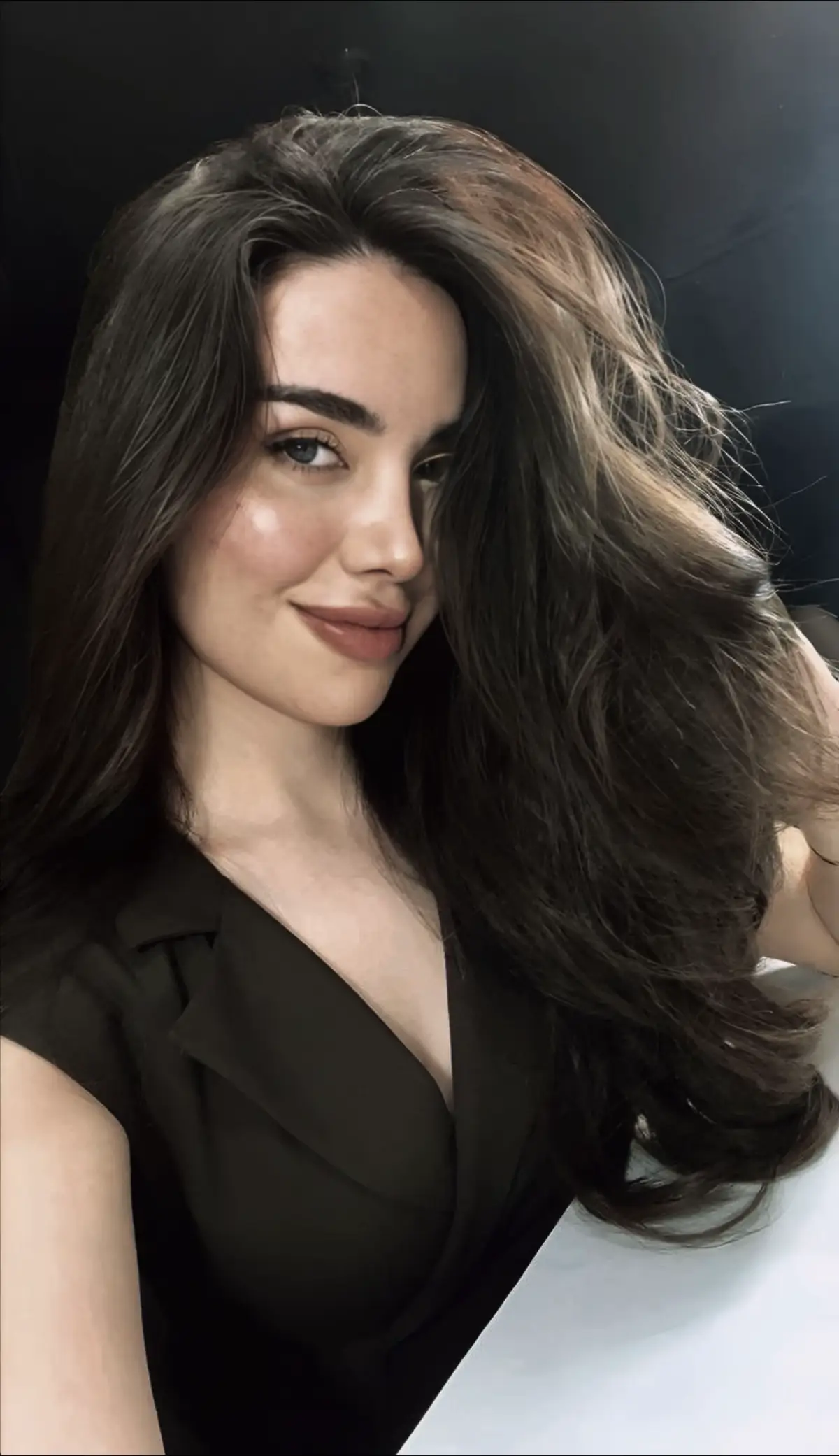 إلى هنا ونكتفي.. من المحاولة، من التذكر، من الانتباه، من القلق، من الانتظار، من الركض، من الأمل واليأس، من كل شيء. يكفي هذا القدر من اللاجدوى. لم أعد أحتمل الشعور بالعمر وهو يتسرب من بين يدي دون أن أفعل شيء، دون أن أقول كفى. آن للقلب أن يهدأ. آن للحياة أن تبدأ. آن للذكرى أن تزول. وآن لشمس الغد أن تشرق. لا ندم على ما فعلتُه ولا ندم على ما لم أفعله، لم أعد أتمنى عودة شيء، ولم أعد أنتظر قدوم شيء، ليس لدي وقت للتوقع والالتفات، أُحاول فقط أن لا أفسد ما بين يديّ. حتى وإن كان الذي بين يديّ قليلا، هذا القليل يكفيني، يكفي أنه حقيقي لا زيف فيه ولا ريب يخالطه. يكفيني القليل من الأصدقاء والأحبة، القليل من المعارف، القليل من المسرات، القليل من الأمل، القليل من المعرفة، القليل من الأحلام. تكفيني حياة صغيرة أحياها، بدلًا من حياة كبيرة أحلم بها. وهذا لا يعني أنني يئست أو استسلمت. مازلتُ أحلم، وأريد، وأرغب، لكن ليس على حساب طمأنينة قلبي. مازلتُ أحلم لأن في الحلم أمل يبقينا على قيد الحياة، ولكنني اكتفيت لأن في الاكتفاء طمأنينة تجعلنا نحيا. اكتفينا من خيبات الأصدقاء، اكتفينا من خذلان الأحبة، اكتفينا من قسوة الأقرباء، اكتفينا من الركض وراء أمل لا نعرف مدى حقيقته، اكتفينا من الموت ببطء بسبب يأس لا نفهم سببه. اكتفينا من القلق على كل شيء، والانتباه من كل شيء. لا بأس باللامبالاة إن كان الأمر يتعلق براحة البال. لا بأس بالانهيار إن كان الوقوف لا يغير في الأمر شيء. لا بأس بالوحدة إن كان لا بد من الخيبات. لا بأس بالمغادرة إن كان البقاء مرهقًا. لا بأس بالابتعاد إن كان القرب مؤذيًا . لا بأس سنتعافى ولكن إلى هنا ونكتفي، وليت أن كل شيء يتوقف عندما نقول كفى #اقتباسات #كتاباتي #له #مشاهدات 