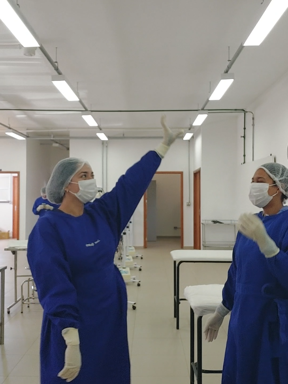 a felicidade de compartilhar o look do dia com minhas divas favs da faculdade #federal #faculdade #medicina 