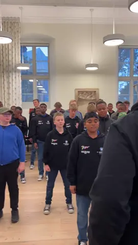 Linköpings gosskör övar tillsammans med sydafrikanska gosskören Drakenberg Boys. Imorgon onsdag (24 sept) 18.30 blir det gemensam konsert i S:t Lars kyrka. @dbchoir @linkopings_gosskor #gosskör #svenskakyrkan #linköping 