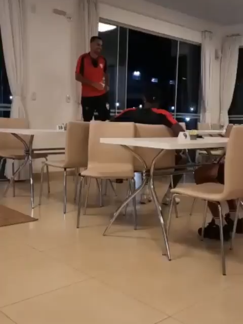 O dia em que tive a oportunidade de falar com os jogadores e a comissão técnica do Dragão foi inesquecível. Compartilhei um pouco da minha história com eles, contando como comecei a acompanhar de perto o time, viajando em jogos oficiais, acompanhando cada passo da equipe e da comissão técnica. Momentos como esse reforçam ainda mais o amor e a paixão que tenho pelo Dragão! 🔴⚫🐉