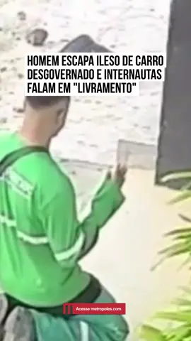 Um homem sentado na frente de comércio quase virou vítima de acidente nesse sábado (20/9). #Câmera de segurança gravou momento exato que o cidadão escapa por pouco de ser atingido por carro desgovernado. No registro da câmera que gravou o momento é possível ver a data do incidente: 20 de setembro de 2025, pouco depois das 5h39. A identidade do rapaz, bem como o local onde o fato ocorreu, no entanto, não são conhecidas. Mas as imagens são impressionantes. Assim que percebe que escapou ileso, o rapaz se ajoelha e agradece por mais um dia de vida.  Nas redes sociais, os #internautas falam em 