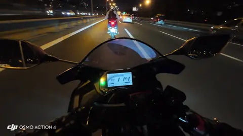 Acısını senden çıkarıyorum özür dilerim r25 … 😖#r25 #yamaha #r3 