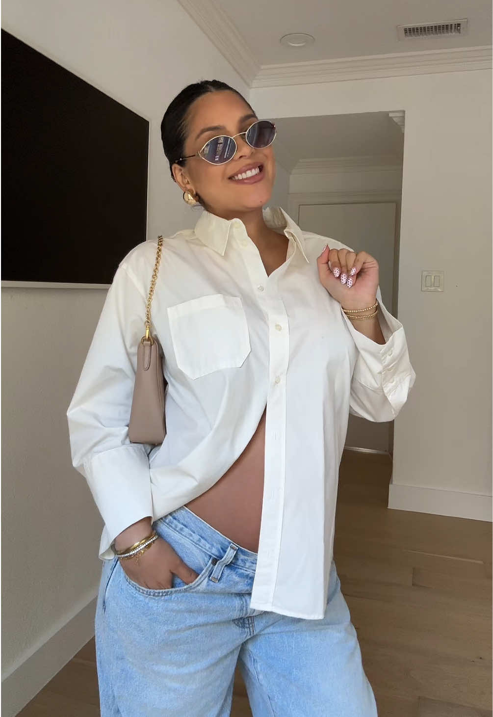 pregnancy ootd #bumpstyle #levisjeans #sezane #pregnantootd #jeansoutfit 