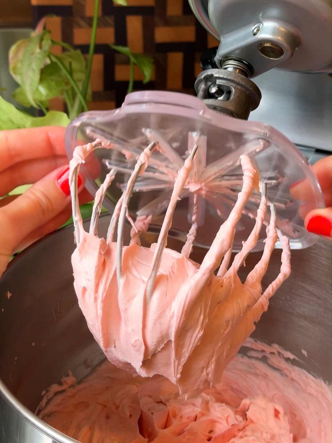 Save your batter and your clean-up time with this whisk wiper. 🍪🎂 #soyummy #bakinggadgets #whiskwiper #baking #bestsellers