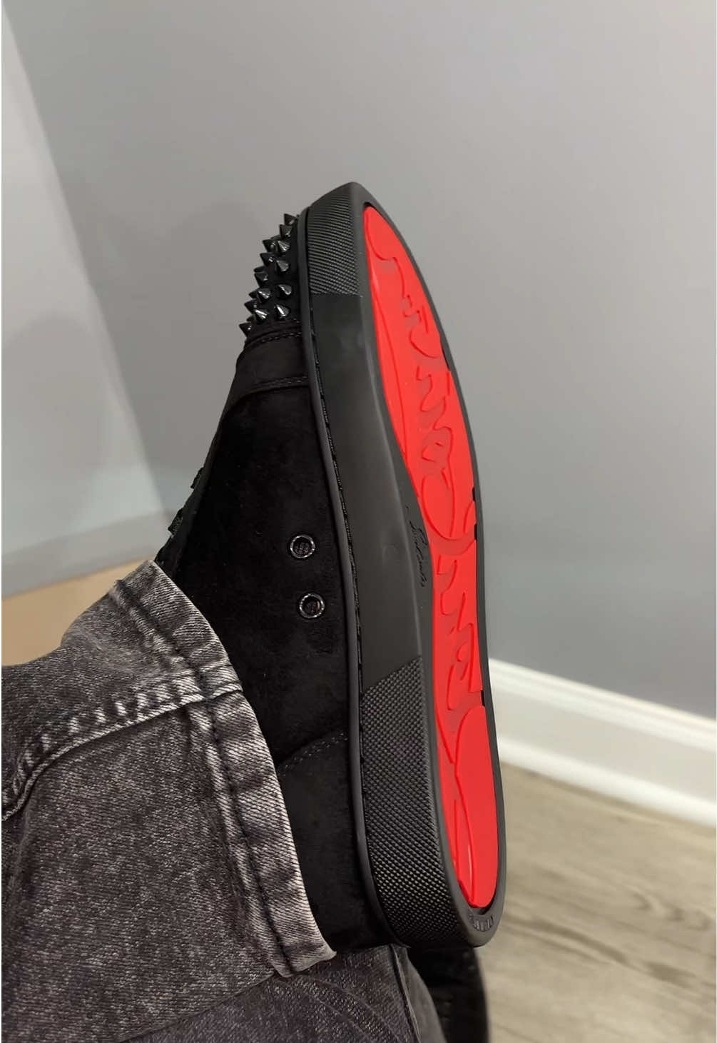 Suela Roja 😮‍💨😍 #designer #designershoes #luxuryshoes #alucines📿🧿🙈 #belicones😈📿☘️ #shoerecommendations #puroluxx #shoes #suelaroja #redbottoms 