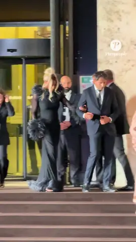 🎾 Serena Williams quitte le défilé Gucci à Milan 🎾 Star du tennis et icône de style, Serena Williams a été aperçue quittant le défilé Gucci lors de la Fashion Week de Milan ✨🇮🇹. Élégante et audacieuse, la championne a une fois de plus prouvé qu’elle est aussi à l’aise sur un tapis rouge que sur un court 😍. 👉 Vous la préférez en reine du sport ou en muse de la mode ? 👑👗 #Purepeople #bestimage #SerenaWilliams #Gucci #MilanFashionWeek   @Gucci 