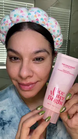 #creatorsearchinsights ✨ Double cleanse made easy! THE FACE SHOP Rice Water Bright Milk & Jelly Foaming Cleanser melts makeup, removes impurities & brightens skin 🌸 Gentle Korean skincare must-have 💧 On sale + FREE shipping 🚚 @The Face Shop US  #koreanskincare #doublecleansing #tiktokmademebuyit  #fyppppppppppppppppppppppp 