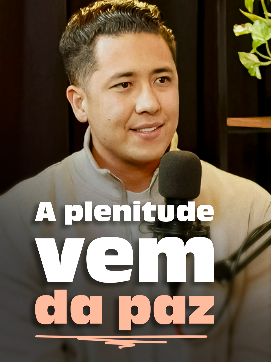A paz que vem de Deus vai além das circunstâncias, não é ausência de problemas, mas presença d’Ele em cada detalhe. ✨ Nosso convidado compartilhou como essa verdade bíblica transforma a forma de viver e enxergar a vida. 📌 Assista ao episódio completo no YouTube ou ouça no Spotify. Link na bio! ⠀ Apresentadora: @drikabianco_ Convidado: @seitykonno 📌 Marque alguém que precisa ser lembrado de que a paz verdadeira só vem de Deus!
