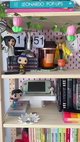 i love trinkets! <3  #roomdecor #bookshelf #foryou #trinketshelf #hirono #peachriot #smiski #fyp #roominspo #ikea #ikeaivar #ivar #ikeaivarshelving #bookcollection #trinkets #cute #pinterest #gyufilmed #wormied 