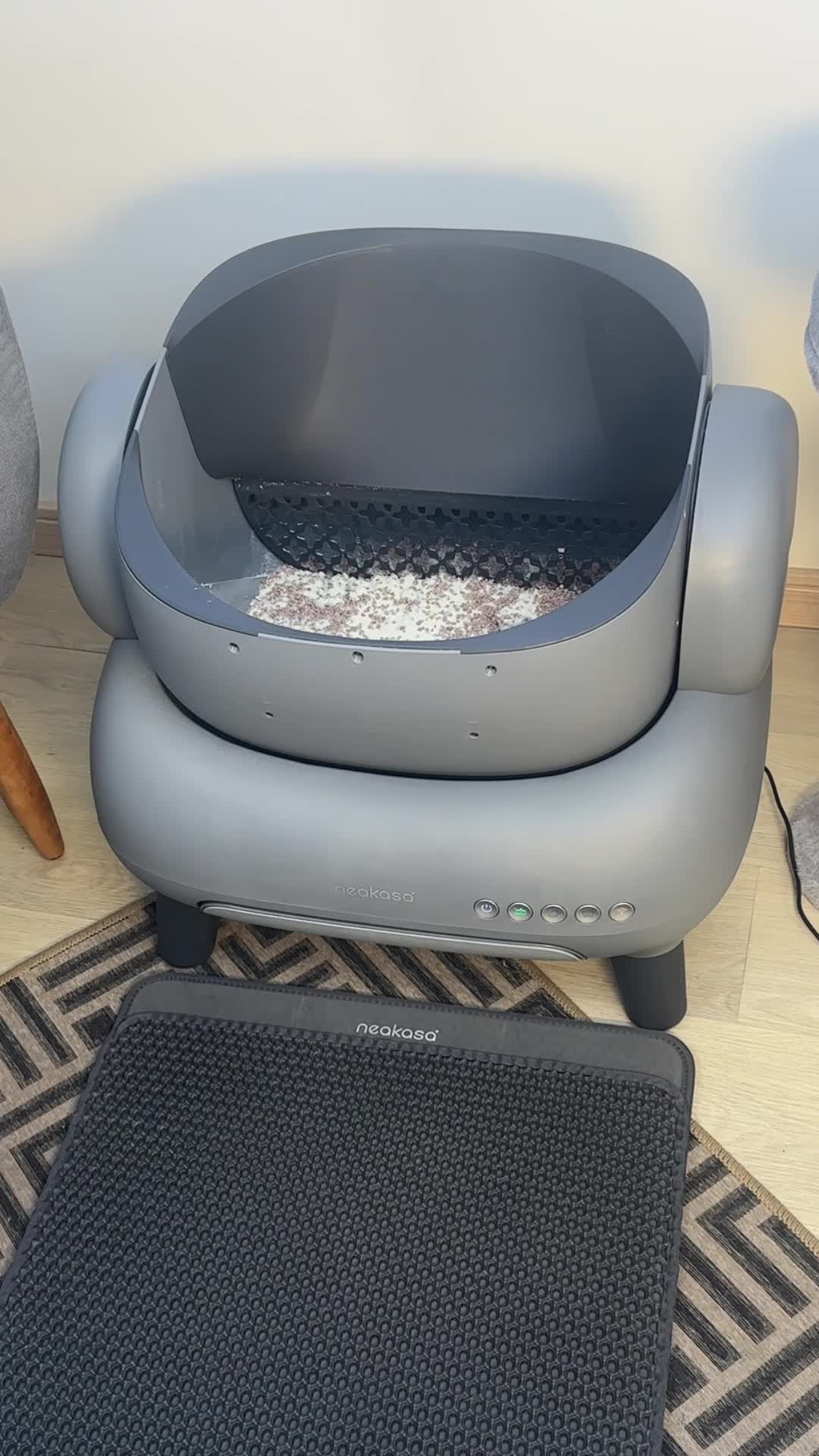 ✨ Adeus pá, olá praticidade! ✨ A caixa de areia automática da Neakasa limpa sozinha, trazendo mais conforto pro seu gatinho e muito mais tempo livre pra você 😻🐾 👉 Quem aí também sonha com essa facilidade? #pet #bemestarpet #caixadeareia #tecnologia