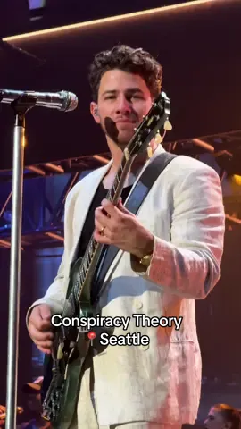 man and his green guitar takes us back to my nick girlie days 🙈 #nickjonas #jonasbrothers #greetingsfromyourhometown #greetingsfromyourhometowntour 