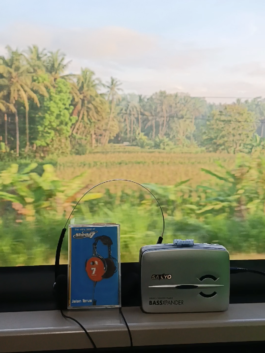 Karena lagu ini, saya selalu berusaha menjadi apapun yang dia butuhkan 😇🤗(Film_Favorit) ..Train To Jogja😁 #sheilaon7 #band #original #music #fyp 