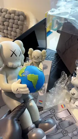 #creatorsearchinsights #luxuryhomedecor#ornaments#kaws#bearbricks  🇬🇭All available in store …….. 