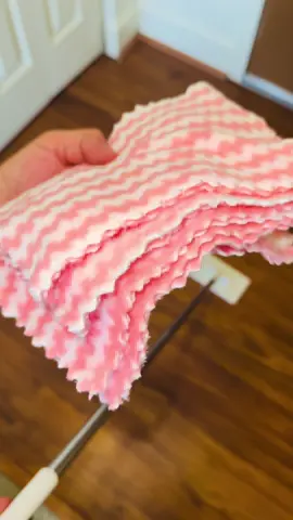 ابزار کوچک تمیز کردن شیشه و دیوار، طراحی انعطاف‌پذیر ۳۶۰ درجه، دارای گیره پارچه، تی هندزفری، بسته‌بندی ارزشمند، شامل ۱۰ پارچه، سازگار با ۹۹٪ حوله‌ها و حوله‌های صورت - ایده‌آل برای تمیز کردن شیشه، دیوارها و گوشه‌هایی که تی‌های معمولی به آنها دسترسی ندارند Mini glass and wall cleaning tool, 360° flexible design, with cloth clip, hands-free mop, value pack, including 10 cloths, compatible with 99% of towels and face towels - perfect for cleaning glass, walls and corners that ordinary mops can't reach #@Cubidupi Featured#Cubidupi Featured#cooking by HA##cleaning#cookingChina##bestTikTok shop