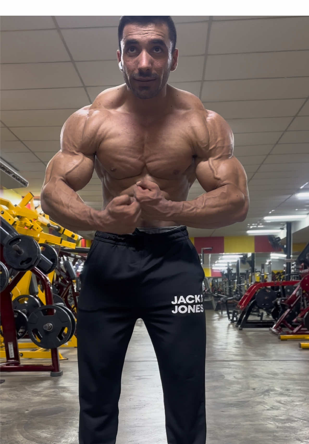 4 weeks 1day out from china🇨🇳🇨🇳  From last competition i more hungry and crazy for winning i naver give up  If i give up this means i already die this means my soul not in my body but I will never give up on my dreams till last breath of my life inshallah i will☝️(Allah❤️)  #onlinecoaching #foryoupage #fitness #foryoupageofficiall #champion 