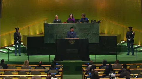 *Prabowo di Sidang Umum PBB: Anak-Anak Kita Sedang Menyaksikan, Mari Jadikan Dunia Lebih Baik* New York — Presiden Republik Indonesia Prabowo Subianto dalam pidatonya di Majelis Umum Perserikatan Bangsa-Bangsa (PBB) di New York, Amerika Serikat, pada Selasa (23/9) mengungkapkan anak-anak seluruh bangsa tengah menyaksikan langsung tragedi di dunia saat ini dan ia mengajak semua pihak menjadikan dunia lebih baik. “Anak-anak kita sedang menyaksikan. Mereka belajar soal kepemimpinan bukan dari buku teks, melainkan dari pilihan-pilihan kita. Hari ini, tragedi yang mengerikan di Gaza terjadi di depan mata kita. Mereka yang tak berdosa menangis meminta pertolongan, keselamatan. Siapa yang akan menyelamatkan mereka? Siapa yang akan menyelamatkan orang tua, perempuan, anak-anak? Jutaan menghadapi bahaya, trauma, dan kelaparan. Apakah kita bisa tetap diam?”ujarnya.  Lebih lanjut, Prabowo menekankan bencana kemanusiaan di Gaza harus segera dihentikan dengan membangun kekuatan bersama - sama melalui forum multilateral untuk menjadikan dunia lebih baik.  “Kita harus bertindak sekarang. Kita harus memperjuangkan tatanan multilateral di mana perdamaian, kemakmuran, dan kemajuan bukan hak istimewa segelintir, melainkan hak semua. Dengan PBB yang kuat, kita bisa membangun dunia di mana yang lemah tidak menderita karena kelemahannya, tetapi hidup dengan keadilan yang layak mereka terima,” katanya.  Dalam kesempatan yang sama, Prabowo kembali menegaskan bencana kemanusiaan di Gaza harus segera diakhiri. Ia juga mengajak dunia untuk mewujudkan hal ini bersama. “Mari kita teruskan perjalanan besar kemanusiaan — cita-cita tanpa pamrih yang melahirkan PBB. Mari kita gunakan ilmu pengetahuan untuk membangkitkan, bukan menghancurkan. Mari negara-negara yang sedang bangkit membantu yang lain untuk bangkit,” tegasnya.  “Saya yakin para pemimpin peradaban besar dunia — Barat, Timur, Utara, Selatan, Amerika, Eropa, India, Tiongkok, dunia Islam — akan bangkit menjalankan peran historis mereka. Kami berharap para pemimpin dunia akan menunjukkan kenegarawanan, kebijaksanaan, kerendahan hati, dan menahan diri, mengatasi kebencian dan kecurigaan,” tambahnya. #prabowo 