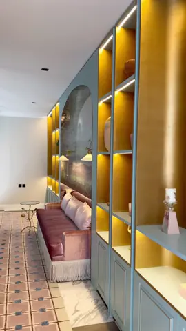 مكتبة حنونه وانعزال ناعم مليء بالجمال ✨، وتفاصيله تحاكي قصة  #اليوم_الوطني95 #تصميم_داخلي #مساحة_للتصميم
